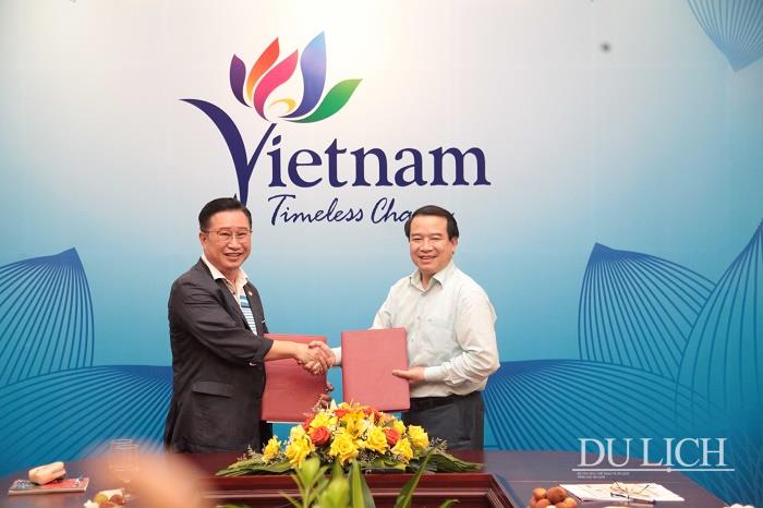 Phó Tổng cục trưởng Hà Văn Siêu và Đại sứ Du lịch Lý Xương Căn ký kết thỏa thuận hợp tác